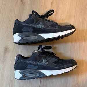 Nike Women's Black and Gray Sneakers